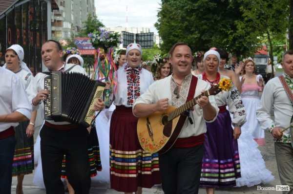 У Луцьку наречені вийшли на парад. ФОТО