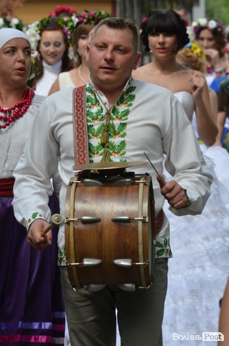 У Луцьку наречені вийшли на парад. ФОТО