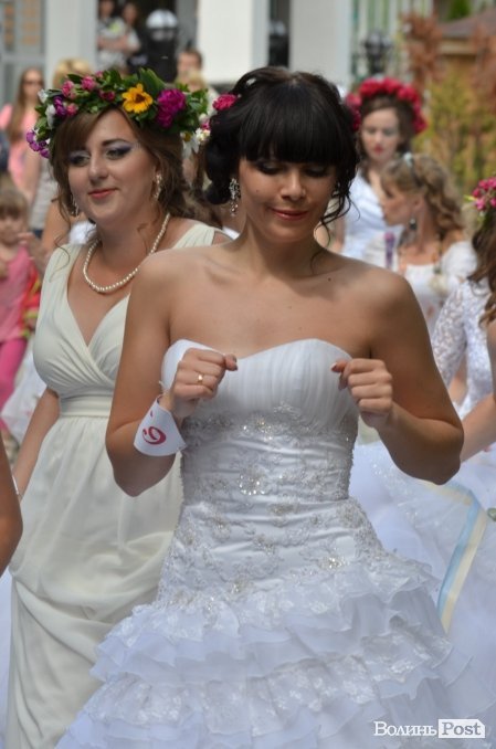 У Луцьку наречені вийшли на парад. ФОТО