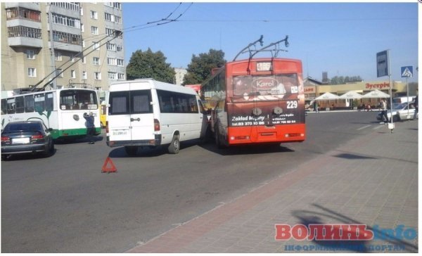 ДТП у Луцьку: бус не розминувся із тролейбусом