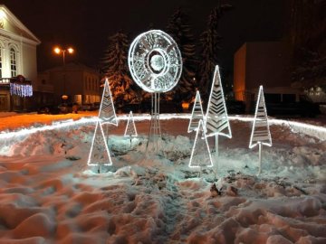 В центрі Луцька встановили оригінальну святкову ілюмінацію. ФОТО