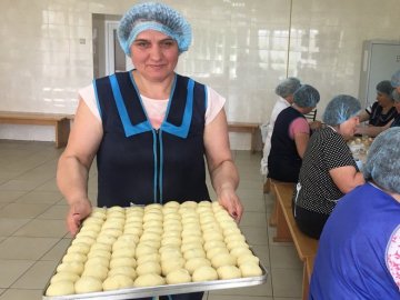 У ліцеї на Волині щодня готують для бійців ЗСУ. ВІДЕО