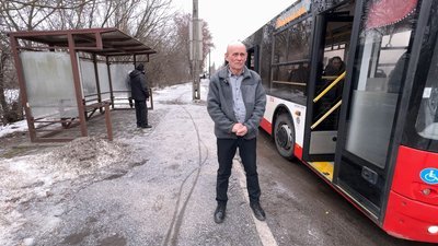 Водій-переселенець у Луцьку щодня зупиняє тролейбус під час хвилини мовчання. ВІДЕО
