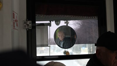 Водій-переселенець у Луцьку щодня зупиняє тролейбус під час хвилини мовчання. ВІДЕО