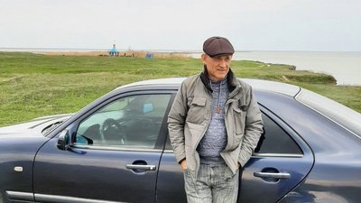 Водій-переселенець у Луцьку щодня зупиняє тролейбус під час хвилини мовчання. ВІДЕО