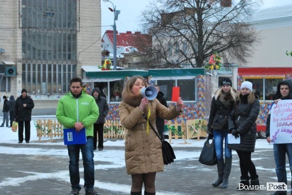 У Луцьку Януковичу «вручили» червону картку