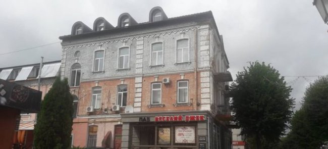 На центральній вулиці Луцька - небезпечні балкони. ФОТО