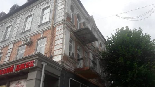 На центральній вулиці Луцька - небезпечні балкони. ФОТО