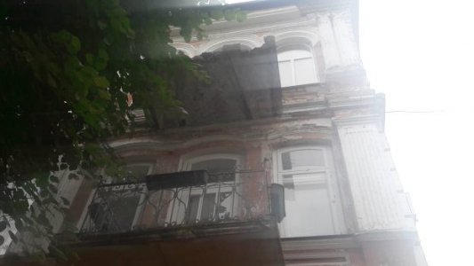 На центральній вулиці Луцька - небезпечні балкони. ФОТО