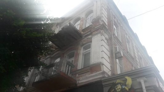 На центральній вулиці Луцька - небезпечні балкони. ФОТО