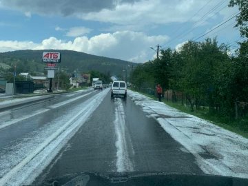 Ніби снігом накрило: у Яремчі випав сильний град. ФОТО. ВІДЕО
