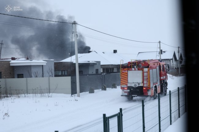 Біля Луцька горіла господарська споруда: вогонь ледь не поширився на будинок