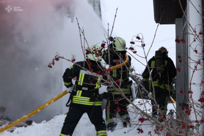 Біля Луцька горіла господарська споруда: вогонь ледь не поширився на будинок