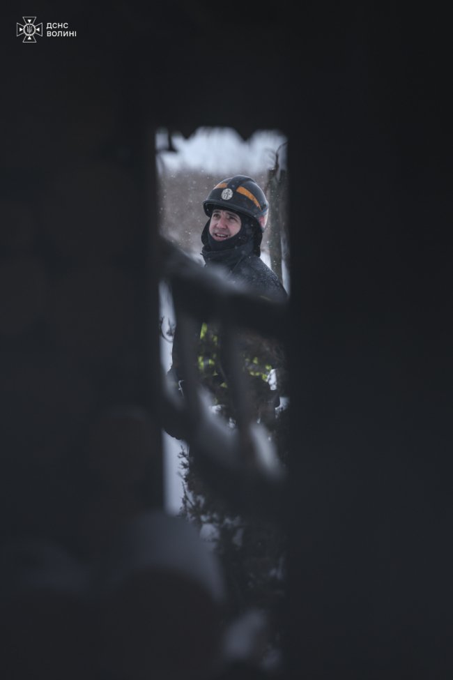 Біля Луцька горіла господарська споруда: вогонь ледь не поширився на будинок