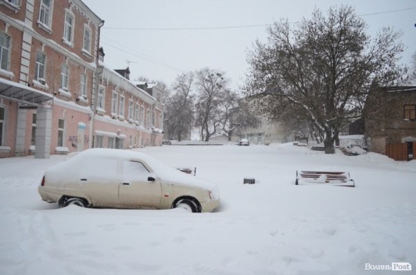 Як Луцьк замело снігом. ФОТО