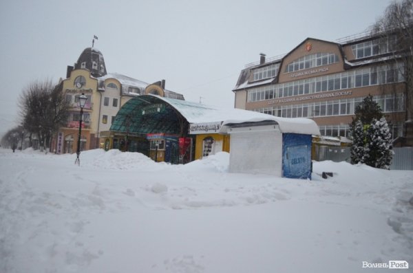 Як Луцьк замело снігом. ФОТО