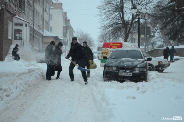 Як Луцьк замело снігом. ФОТО