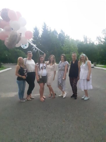 У Рівному чоловік та друзі влаштували для породіллі сюрприз біля пологового будинку. ФОТО