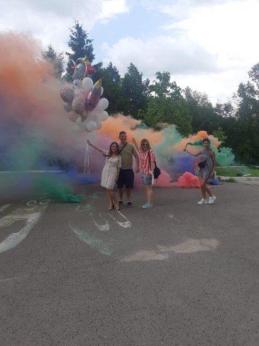 У Рівному чоловік та друзі влаштували для породіллі сюрприз біля пологового будинку. ФОТО