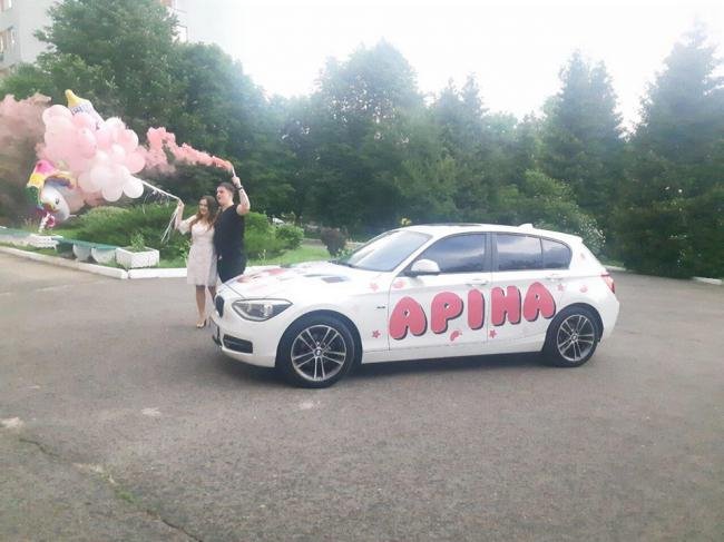 У Рівному чоловік та друзі влаштували для породіллі сюрприз біля пологового будинку. ФОТО