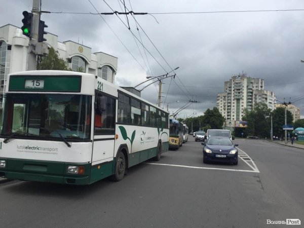 У Луцьку зупинився транспорт через палаючий світлофор. ФОТО