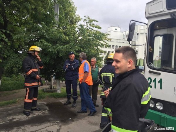 У Луцьку зупинився транспорт через палаючий світлофор. ФОТО