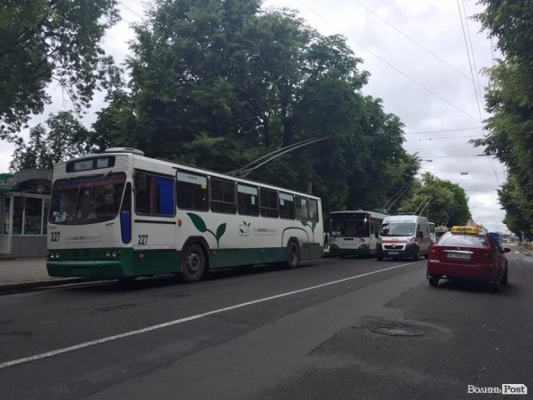 У Луцьку зупинився транспорт через палаючий світлофор. ФОТО