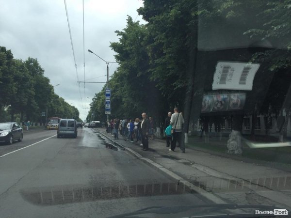 У Луцьку зупинився транспорт через палаючий світлофор. ФОТО