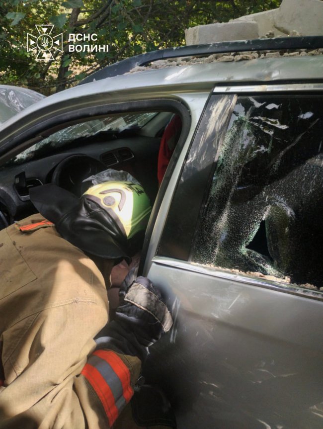 На Волині водійка авто злетіла в кювет: її деблокували рятувальники
