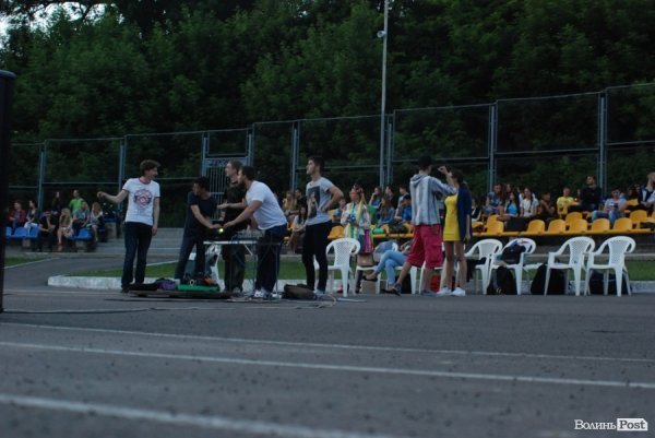 У Луцьку відкрили сезон нічного кіно просто неба. ФОТО