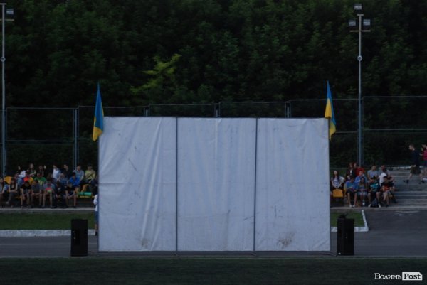 У Луцьку відкрили сезон нічного кіно просто неба. ФОТО