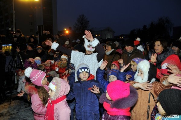 У Луцьку засяяла головна ялинка