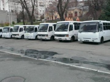 Спецназівці з бази у Василькові прорвали облогу, поскидавши авто в кювети. ВІДЕО