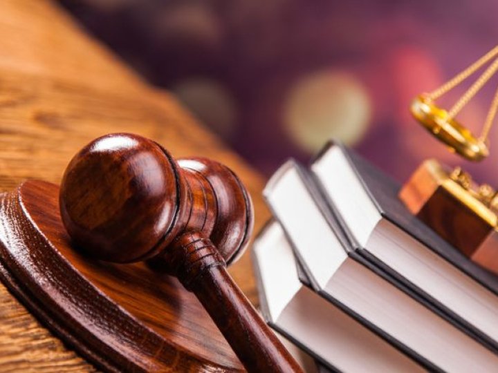 У Луцьку студент знищив шлагбаум біля Волинського обласного театру