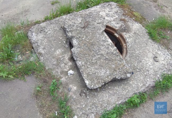 В місті на Волині взялись за впорядкування каналізаційних люків. ФОТО