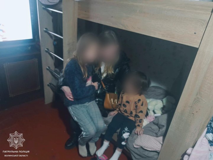 У Луцьку матір залишила двох малолітніх дітей без догляду: патрульні притягнули її до відповідальності