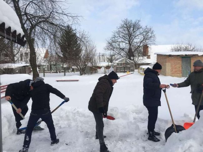 На Волині батьки розчистили територію дитсадка від снігу. ФОТО