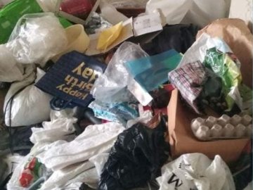 У Луцьку пенсіонер уже 20 років зносить у квартиру мотлох. ВІДЕО