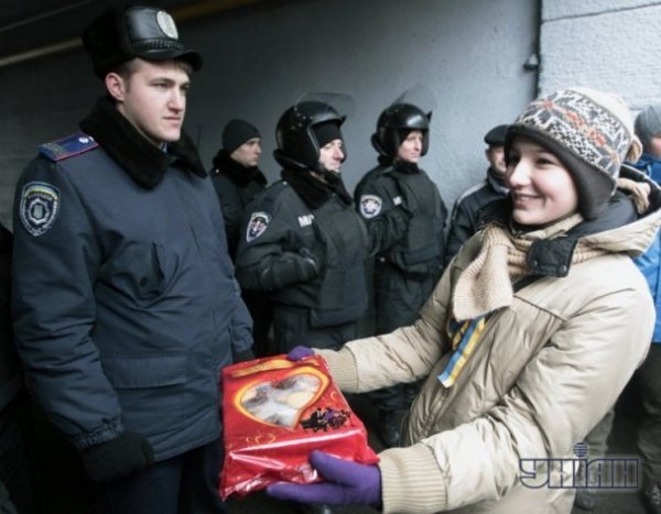 У Києві «розцвіли» щити міліціонерів. ФОТО