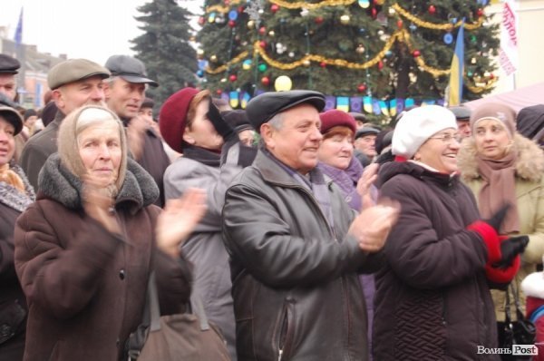 Люди аплодують Майї Москвич і скандують: Молодець!