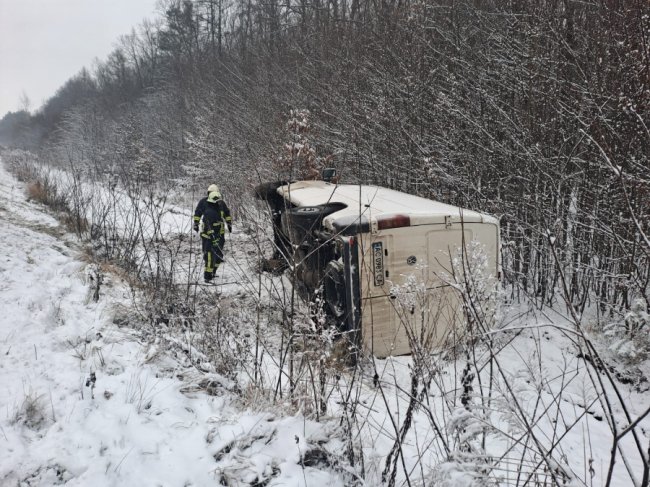 На Волині вантажний бус з злетів з дороги в кювет. ФОТО