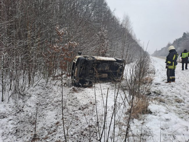 На Волині вантажний бус з злетів з дороги в кювет. ФОТО