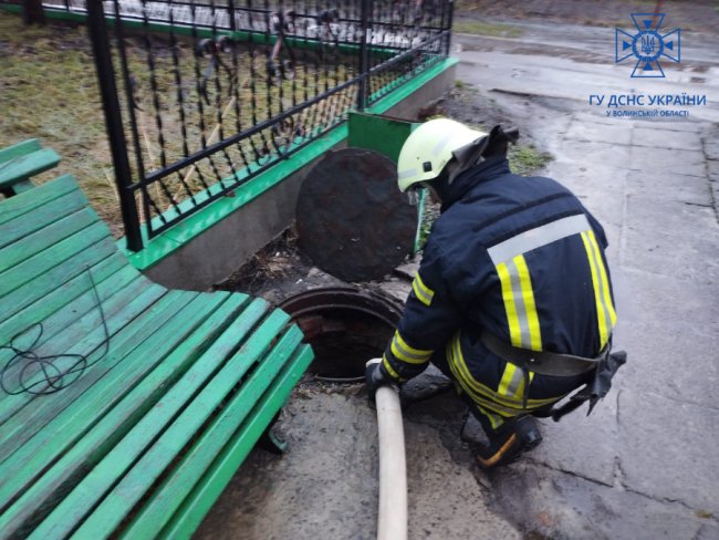 Волинські рятувальники  п’ять разів виїжджали відкачувати воду із затоплених дворів та підвалів будинків