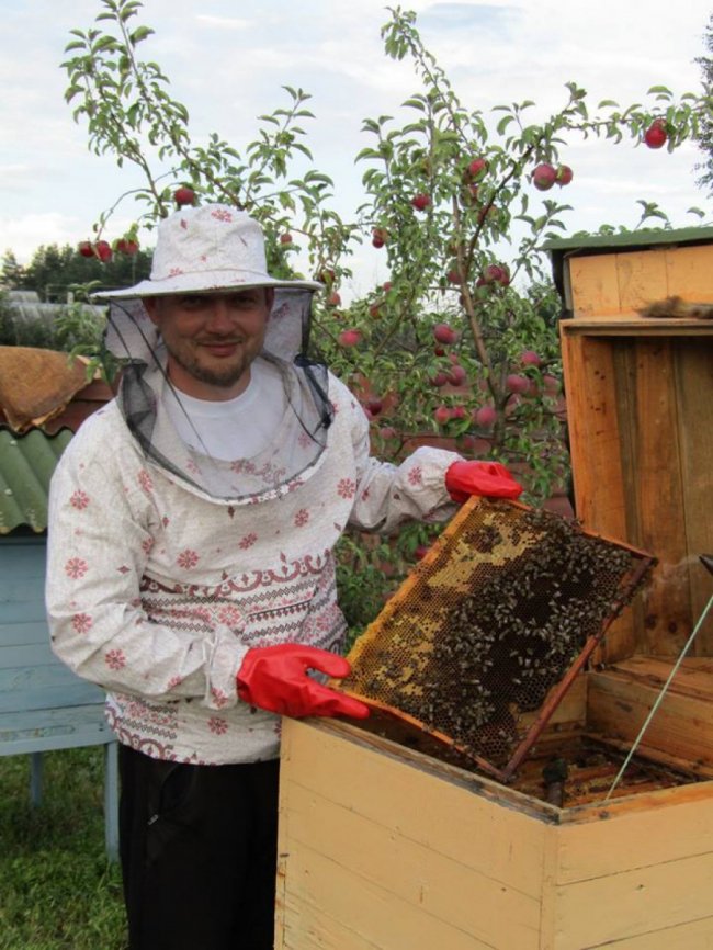 Волинський священик похвалився своєю пасікою. ФОТО
