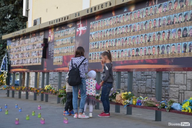 «Небо бачить, що їх пам'ятають». У Луцьку вшанували загиблих в Іловайському котлі