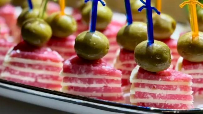 Новорічний стіл за 1000 гривень: що приготувати на чотирьох 