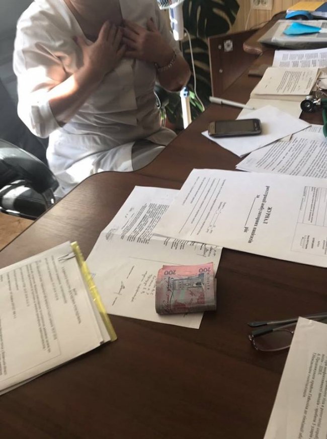 На Волині головний лікар медзакладу попався на хабарі