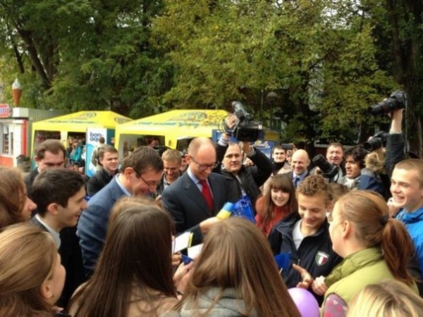 Як Яценюк і Луценко «каталися» в метро. ФОТО