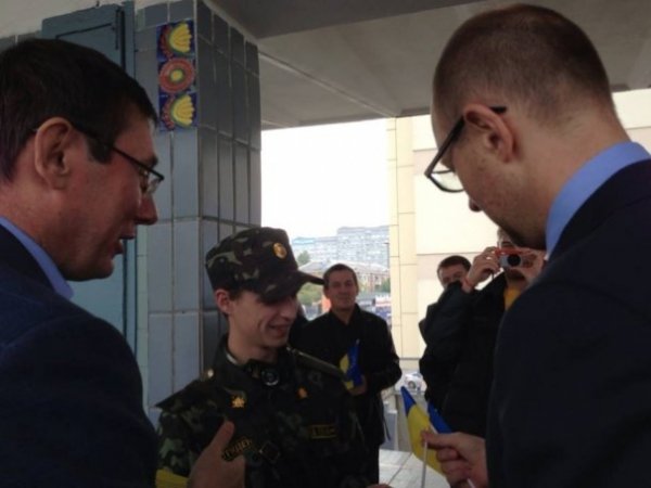 Як Яценюк і Луценко «каталися» в метро. ФОТО