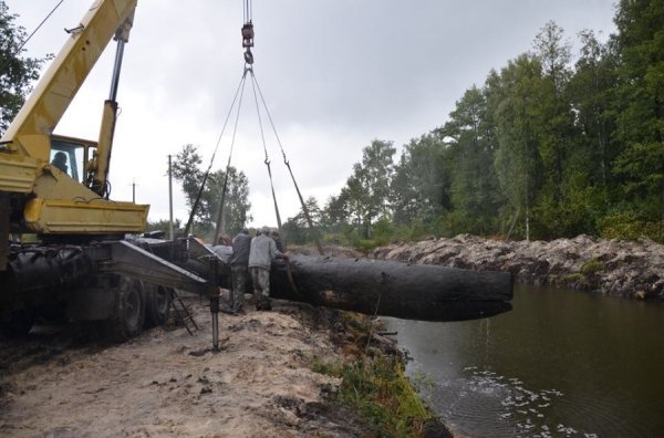 Унікальні світлини: як піднімали з води старовинний човен. ФОТО. ВІДЕО